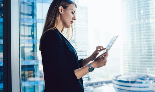 Onde investir diante dos juros altos e efeitos do tarifaço de Donald Trump